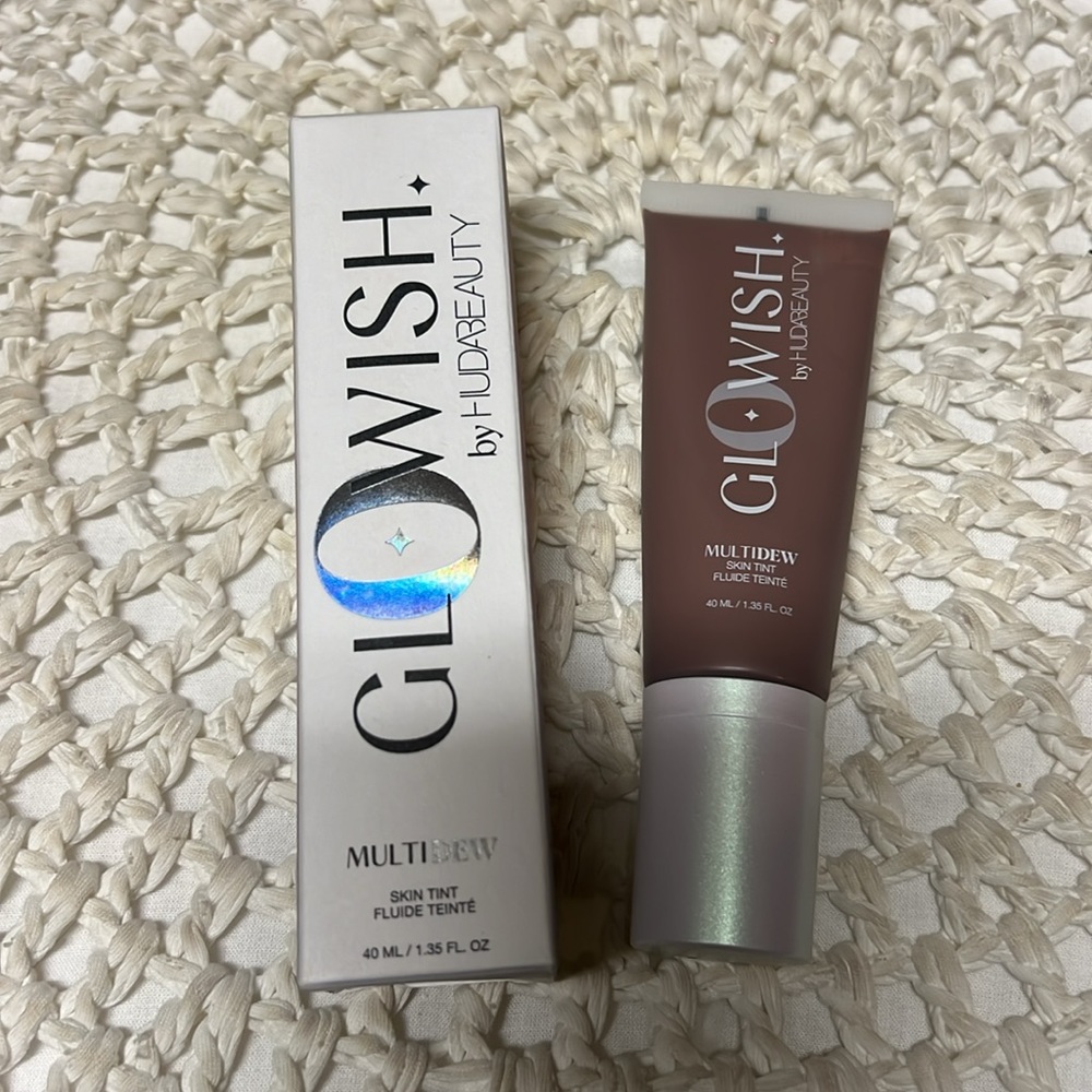Huda Beauty Glowish Skin Tint Foundation in
11 Deep